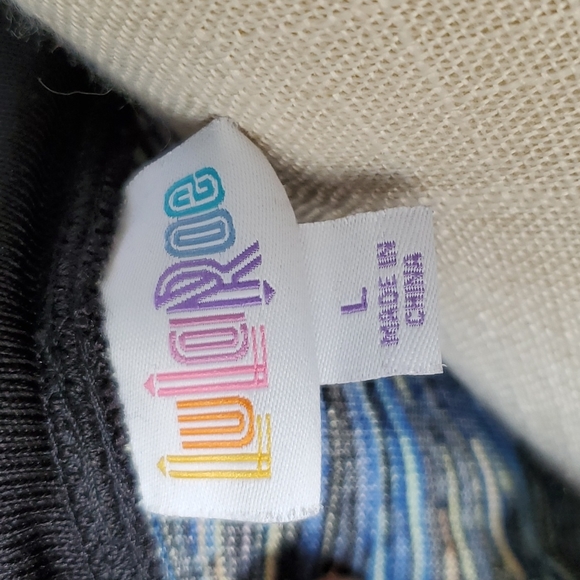 PRETTY UNIQUE LULAROE V NECK SWEATER - Picture 6 of 7